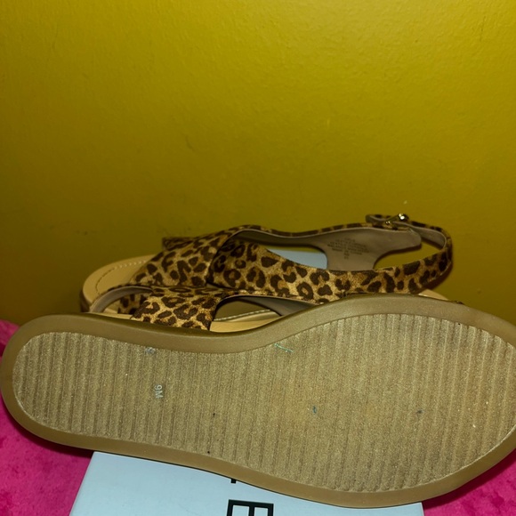 NWT - 🏷️ AEROSOLES Natural Leopard Print Cele Flat Sandals - Picture 2 of 4